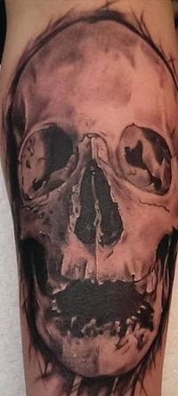Skull-Tattoo in Schwarz-Grau